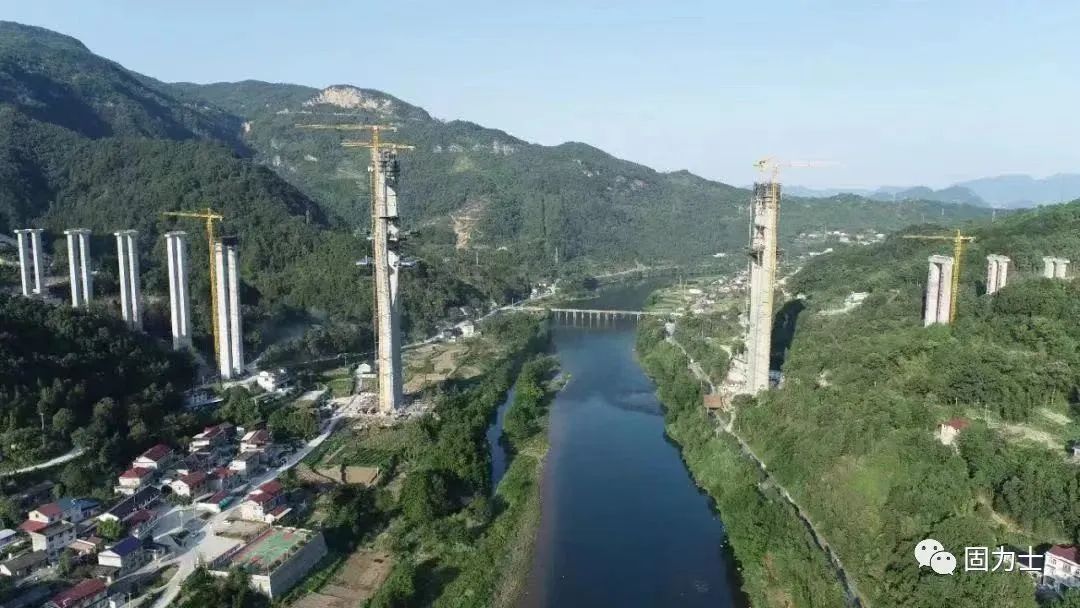 巴彦淖尔固力士参与湖南炉慈高速建设，助力区域经济发展